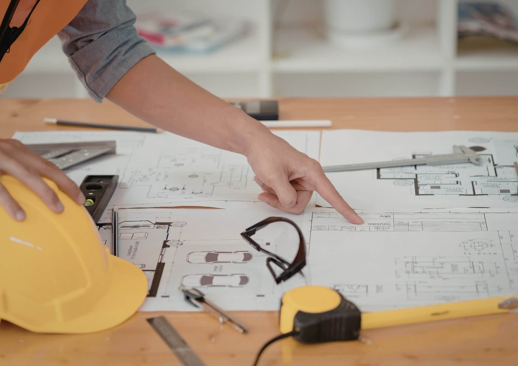 Planos de ingeniería sobre mesa de trabajo